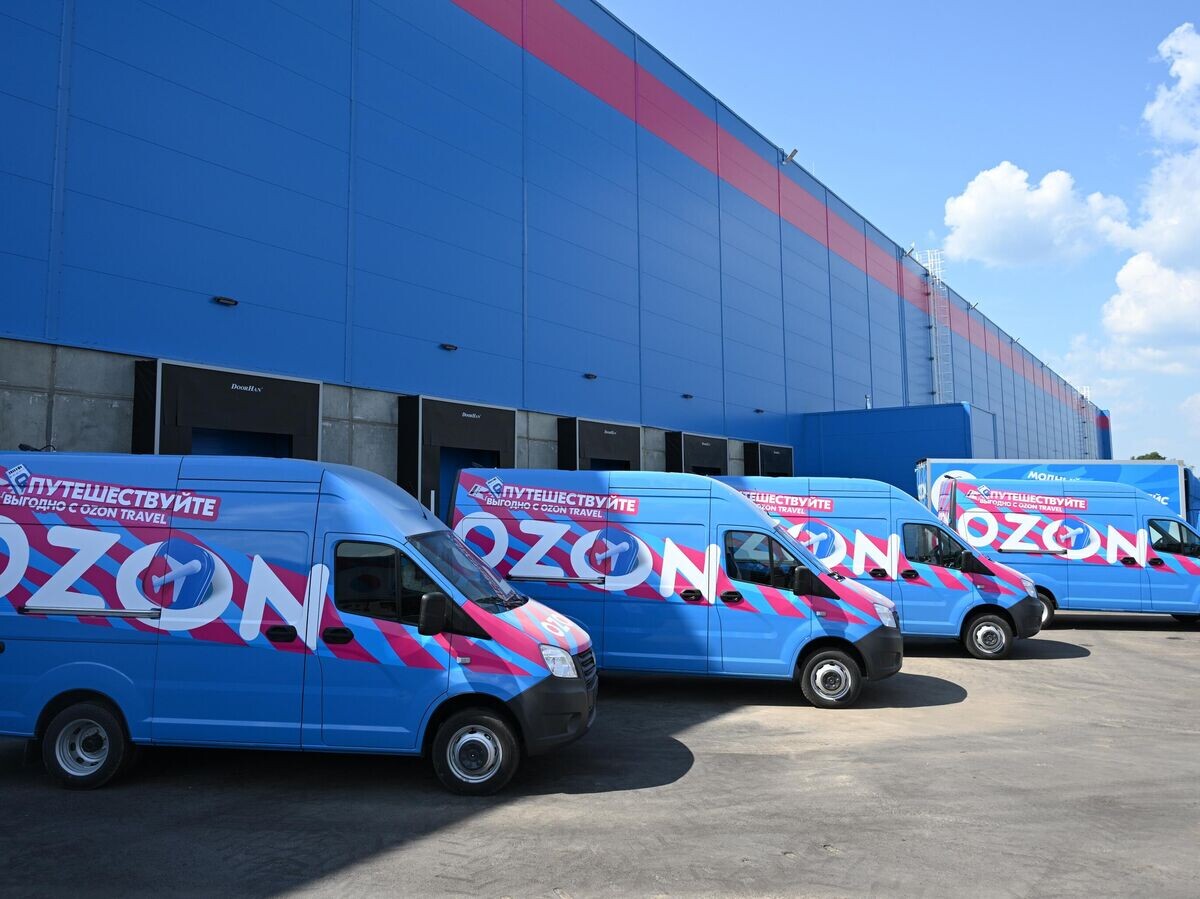    Машины у оптово-распределительного центра группы компаний Ozon в Зеленодольске© РИА Новости / Максим Богодвид