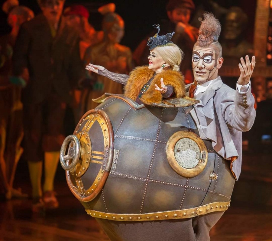    Куда я, маленькая такая, постоянно в дороге, с сумками... Но никого не послушала, улетела навстречу мечте. Фото: АиФ