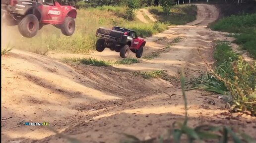 Two Traxxas UDR in the dust（Unlimited Desert Racer）Slow Motion