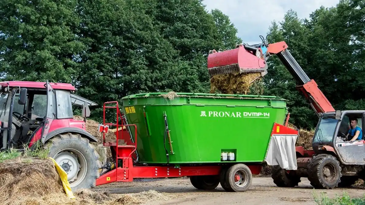 Фото: agrotehsfera.ru / АгроТехСфера / pronar.plКормораздатчик Pronar DVMP-14