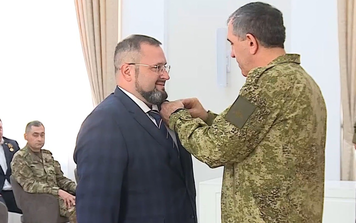    Главе Корпорации развития Курской области вручили награду на фоне срыва сроков строительства оборонных сооружений Скриншот сюжета ВГТРК Курск