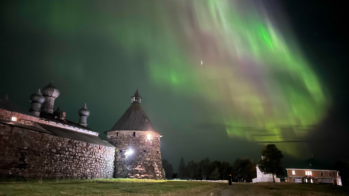 Пазори (лисьи огни) над Соловецким монастырем. Фото: Ольга Медведева. 2024 г.