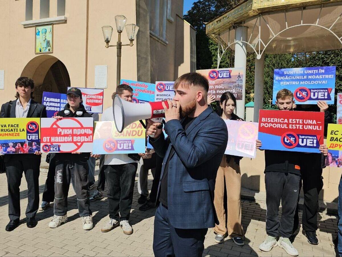    Акция в поддержку православной церкви и традиционных ценностей у здания Молдавской митрополии в Кишиневе© Sputnik