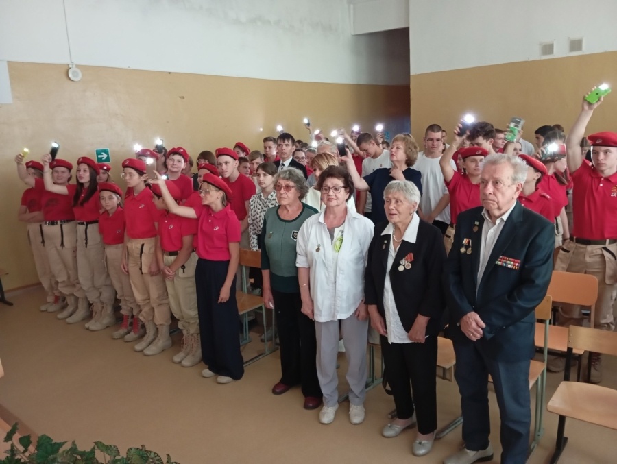 Во время концерта в школе зал встал под звуки песни Шамана «Встанем!»