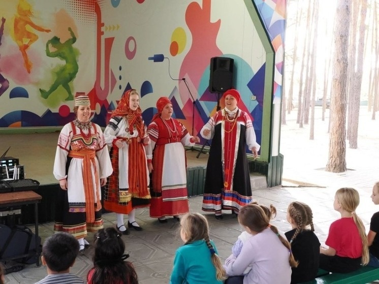     Белгородский центр народного творчества организовал концерты и спектакли в ПВР Курска, фото: belregion.ru