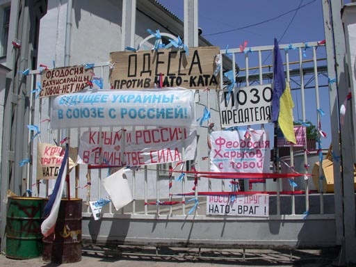 Фото 2006 года. "Листабельно" есть еще картинки. В Севастополь "партнеры" даже не римсковали соваться, думали в Феодосии будет иначе (ага, "Щаз!")