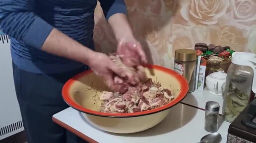 Tải video: Маринуем свинину в вкуснейшем соусе и маринуем обалденный шашлык!