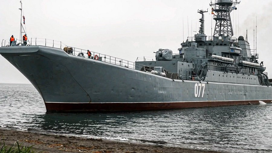 Большой десантный корабль проекта 775М "Пересвет" во время доставки на Чукотку подразделения берегового ракетного полка Тихоокеанского флота в рамках командно-штабных учений "Океан-2024" - Фото: Пресс-служба Минобороны РФ/ТАСС