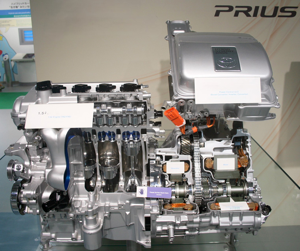 На примере двигателя от Prius видно, что ДВС небольшой, и как правило малообъемный. Но должен выдерживать больше нагрузки.
