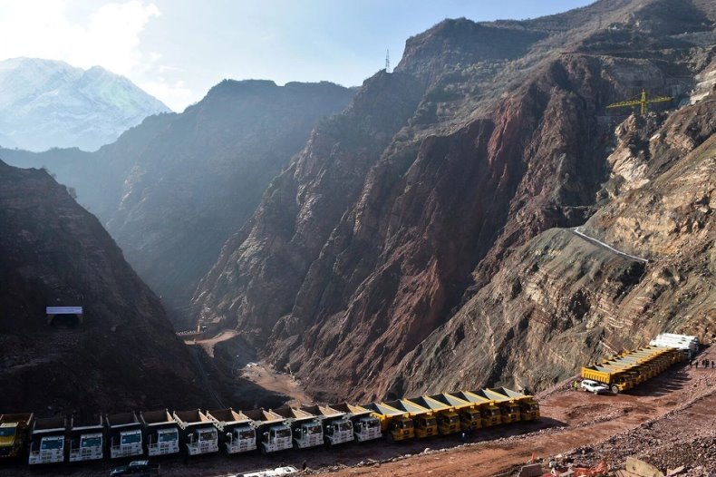 Общий вид Рогунской гидроэлектростанции на реке Вахш перед запуском ее первой турбины (14 ноября 2018 года).