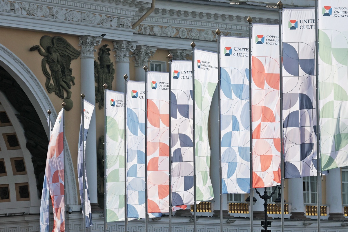 Флаги с логотипом Х Санкт-Петербургского международного форума объединенных культур на Дворцовой площади. Петр Ковалев/ТАСС