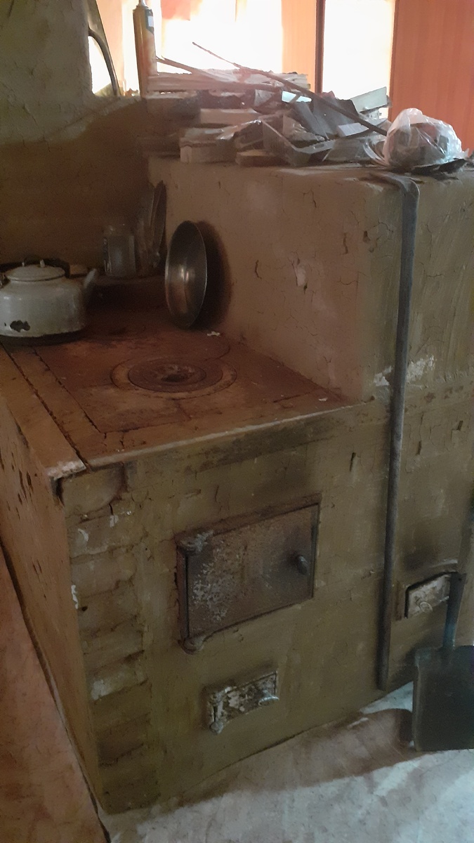 Печка в деревенской квартире   муж сам  сложил.