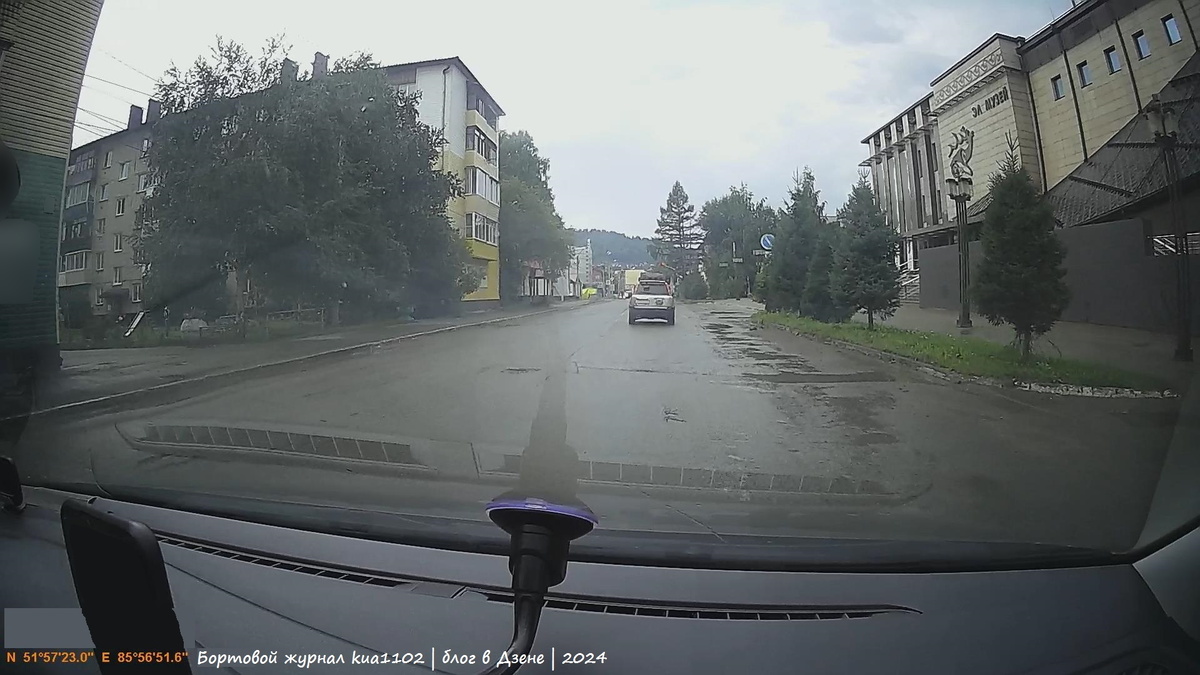 Справа - Национальный музей Республики Алтай имени А.В. Анохина. Автор фотографии kua1102