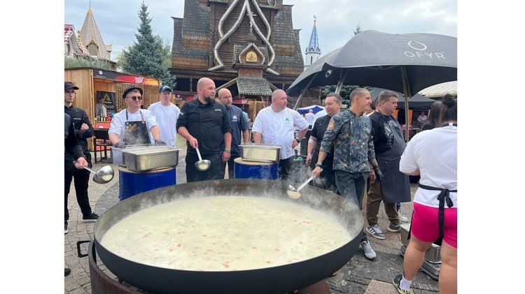    Поставили новый рекорд: на CHEFS TEAM FEST сварили уху весом 358 кг с дальневосточным минтаем и маскарпоне