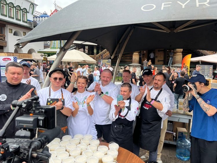     Поставили новый рекорд: на CHEFS TEAM FEST сварили уху весом 358 кг с дальневосточным минтаем и маскарпоне

