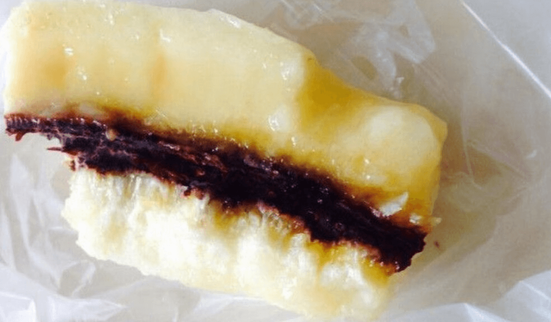    Если банан имеет бордовую сердцевину, красные пятна или прожилки &mdash; его есть нельзя. Источник фото: telegraf.news