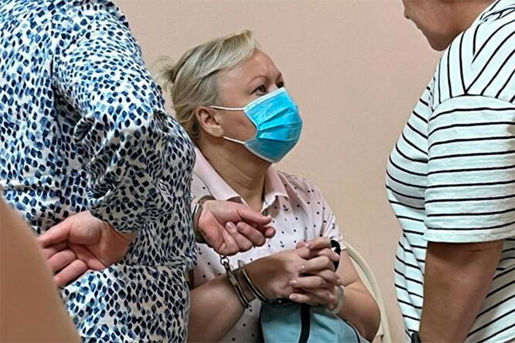    Ожидая в коридоре начала заседания, оперативники всеми способами пытались закрыть подозреваемую от камер журналистов.   
Фото: Альбина Фархутдинова