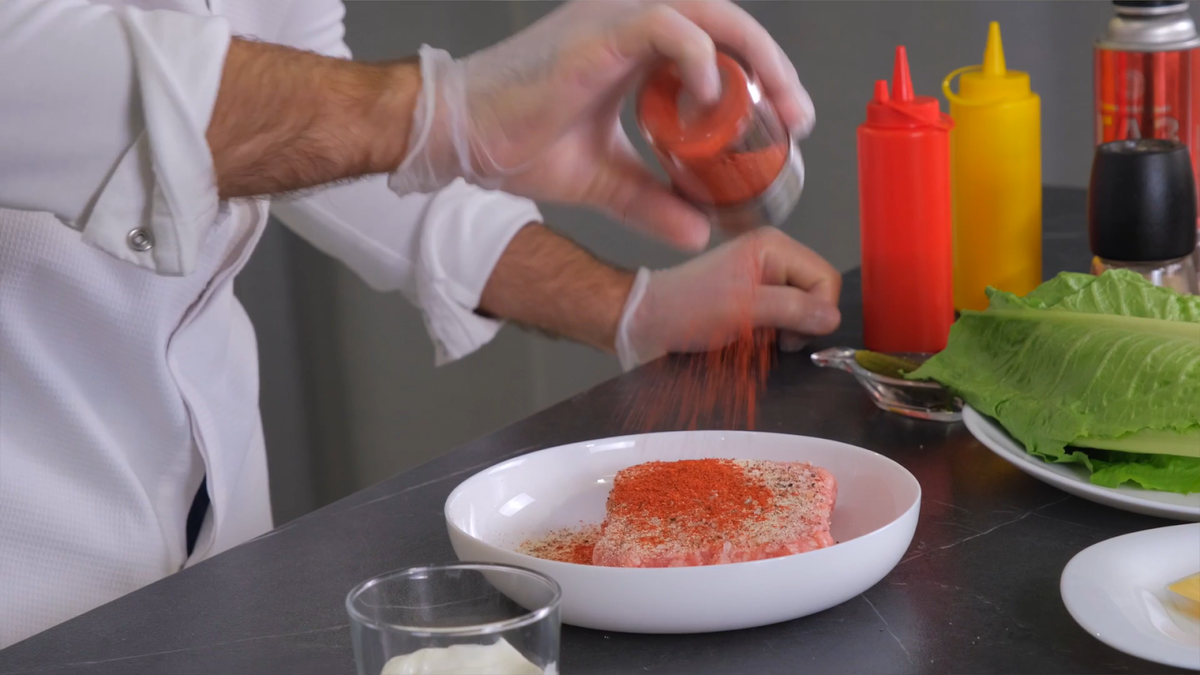 Берем фарш, добавляем соль, перец, молотый чеснок и копченую паприку. Затем хорошо перемешиваем и оставляем на 10 минут.