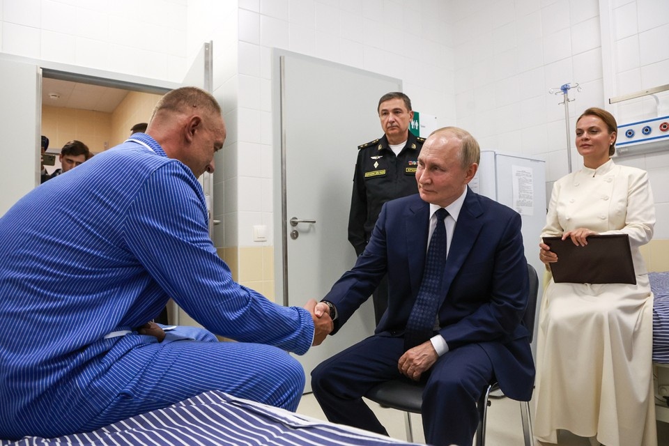    Владимир Путин в Петербурге навестил командира 1 батальона 30 мотострелкового полка 44 армейского корпуса Александра Данилова, чтобы лично пожать руку мужественному офицеру. Фото: Вячеслав Прокофьев/ТАСС
