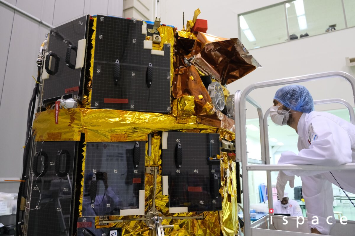 Инженер ispace осматривает луноход Tenacious в грузовом отсеке модуля Resilience. Изображение: ispace  📷
