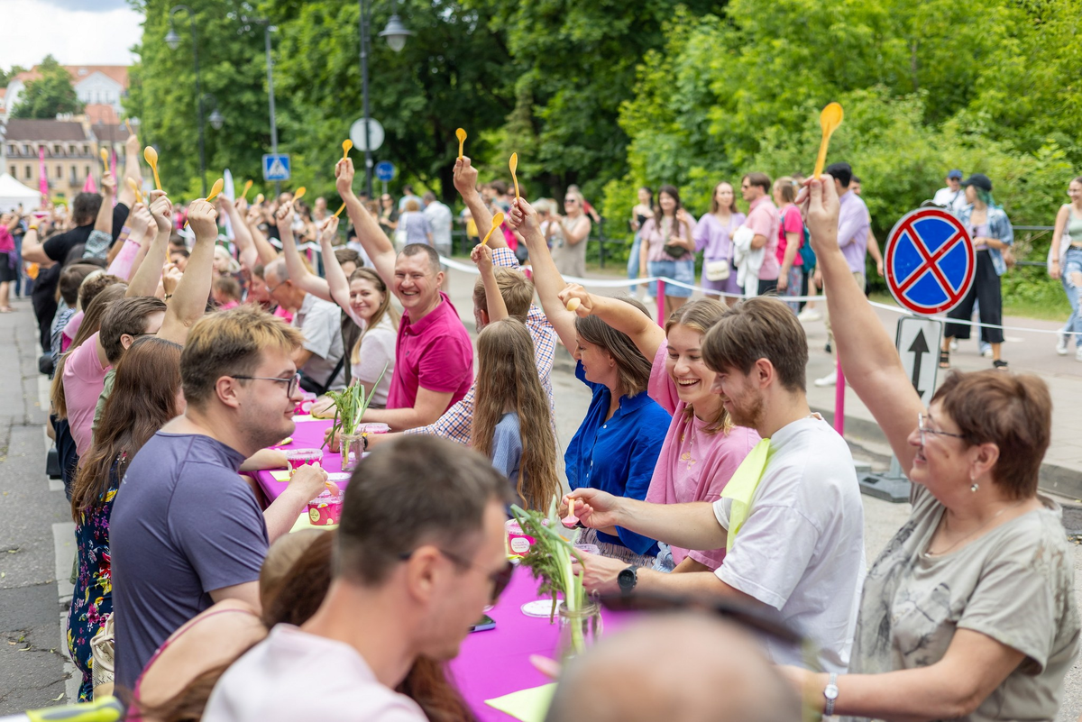Фестиваль Vilnius Pink Soup Fest 2024 в честь розового блюда в Вильнюсе Vilniaus šaltibarščių festivalis 