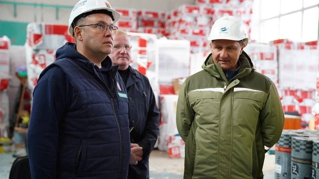    Губернатор Кузбасса Илья Середюк призвал строителей ускорить работы в Шерегеше. Фото: Телеграм/Илья Середюк