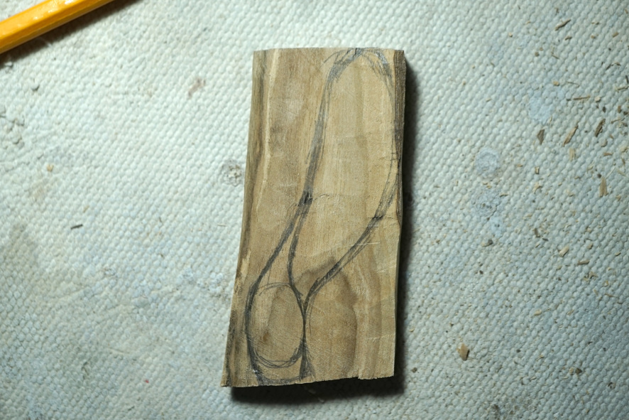 Кусок древесины маньчжурского ореха с контуром будущего изделия.