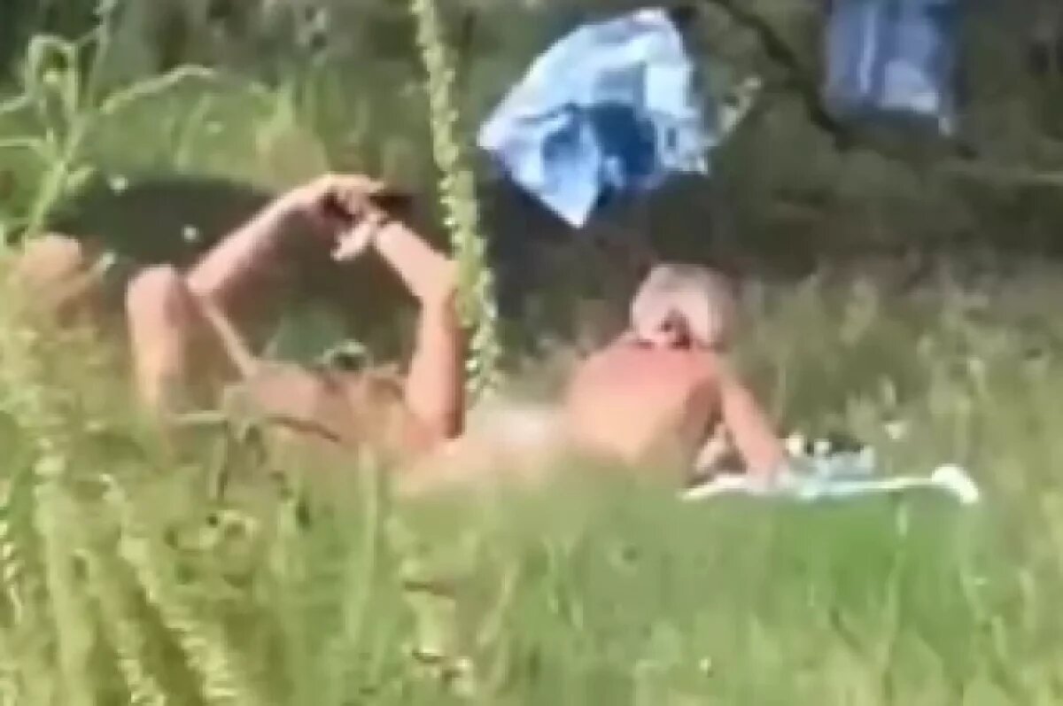    В Детском парке в Анапе засняли загорающих нудистов