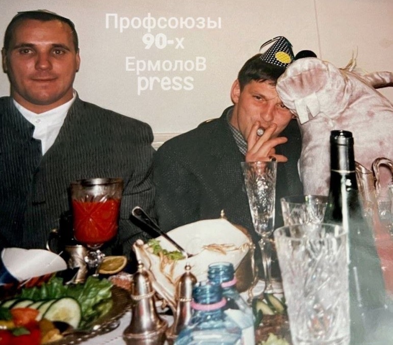 Сергей Ананьевский (Культик) - слева и Сергей Буторин (Ося) - справа, отмечают наступление Нового 1996 года.