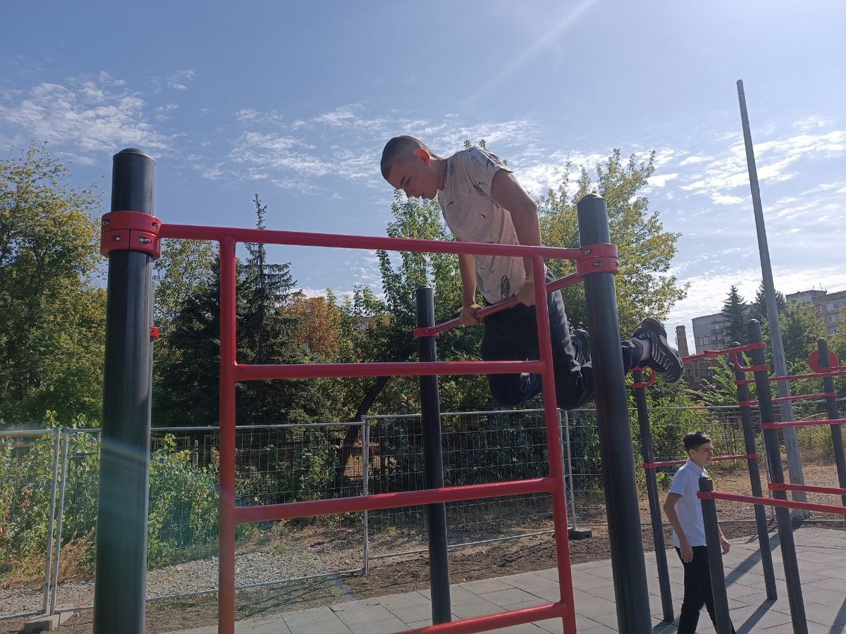    В микрорайоне Зеленый при содействии Югры возвели спортплощадку