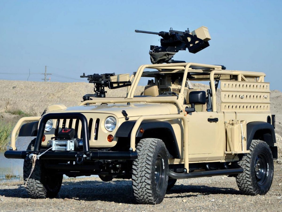 Jeep J8

Начнем с настоящего чудо-транспорта — Jeep J8. Этот автомобиль был создан на базе легендарного Jeep Wrangler, но его внешность и функциональность напоминают боевой танк. Jeep J8 может похвастаться повышенной прочностью и возможностью передвижения по самым сложным ландшафтам, а также обладает впечатляющей грузоподъемностью. Создание такого автомобиля было связано с потребностями армий разных стран, что и предопределило его необычный облик.