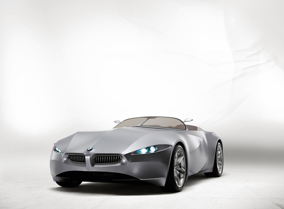 BMW GINA

Еще одним удивительным автомобилем является концепт-кар BMW GINA. Этот автомобиль — настоящий шедевр дизайна. Вместо традиционного металлического кузова у GINA используется эластичная ткань, которая натянута на каркас. Это позволяет автомобилю менять форму и конфигурацию в зависимости от условий эксплуатации. BMW GINA была представлена в 2008 году, и она стала ярким примером того, как технологии могут влиять на эстетику и функциональность автомобилей.