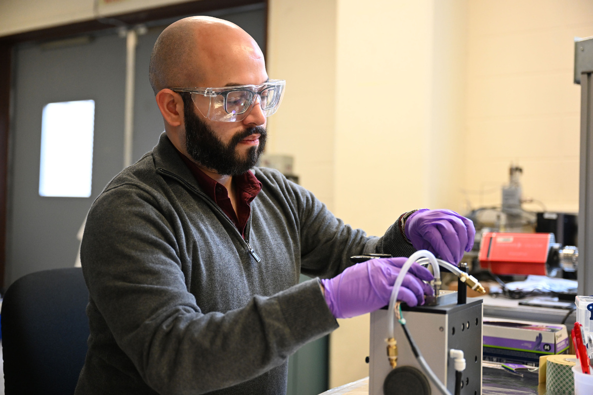 Хуан Хименес собирает ячейку инфракрасной спектроскопии высокого давления газ-твердое тело-жидкость в лаборатории химического отделения. (Кевин Кофлин/Брукхейвенская национальная лаборатория)