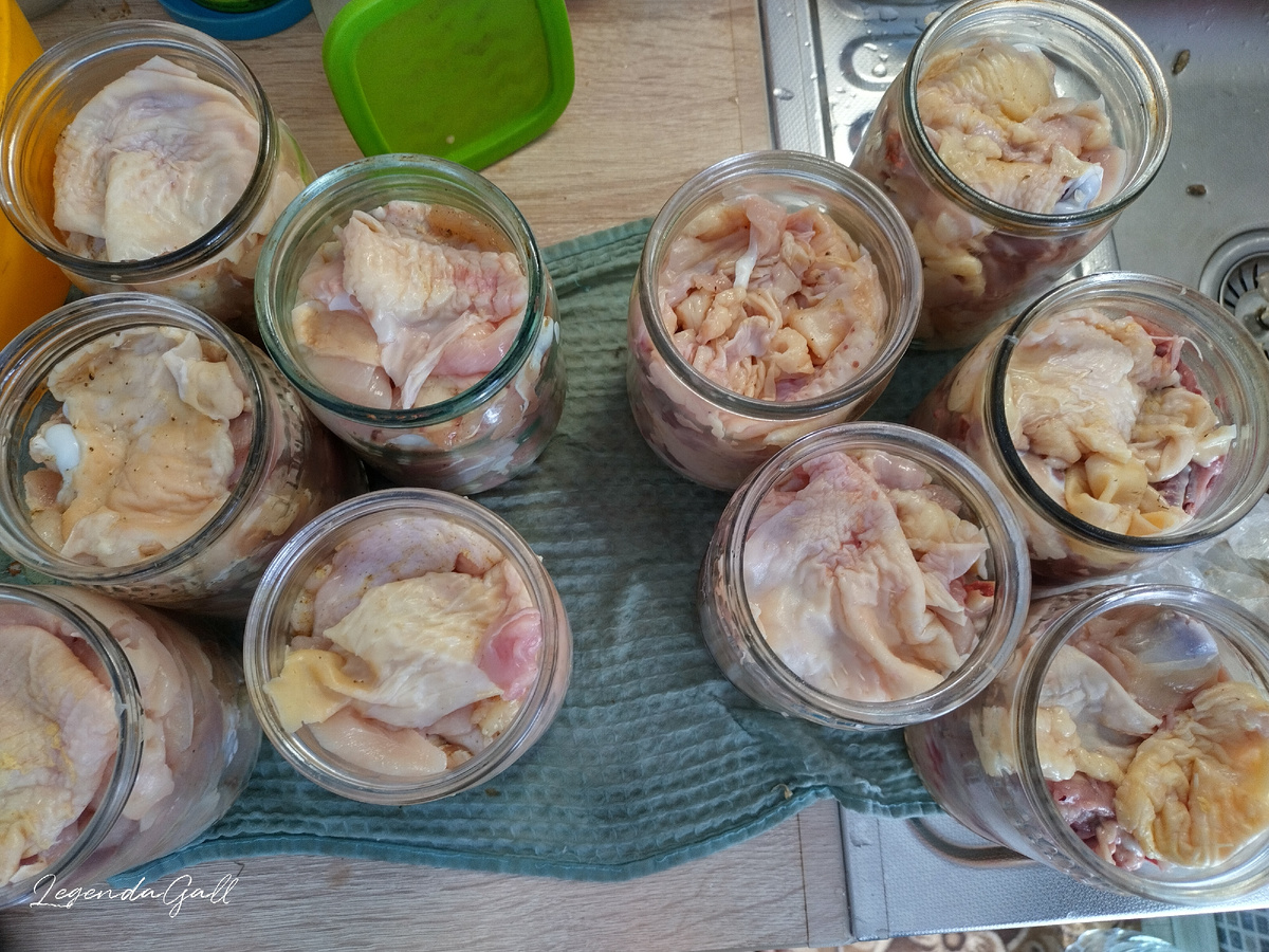 Справа собачьи, слева мои. Кусочек шкурки в каждой банке сверху - так задумано.