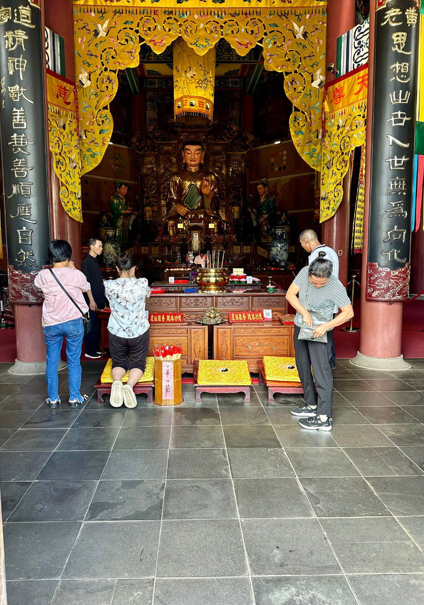 Храм Жабы-Дракона буддийский. Чтобы хорошо себя вел, однако.