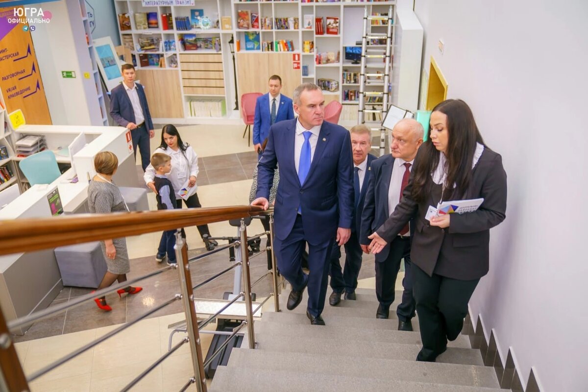    Губернатор Югры оценил возможности обновленной библиотеки в Белоярском