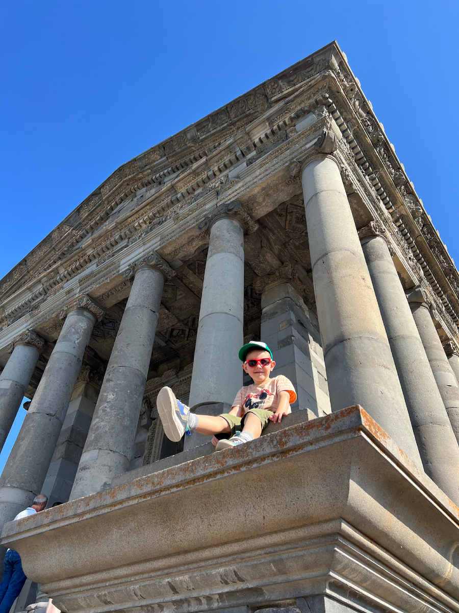 Если присмотреться, то можно увидеть исторические части и восстановленные. Мне это очень понравилось, так как не пытались «закосить» под старину, а честно показали, где современные вставки 