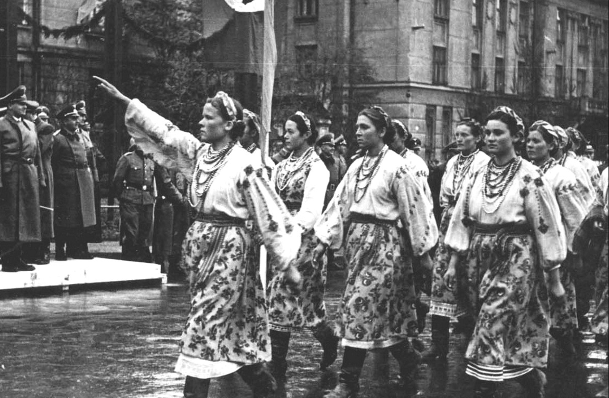 Парад в Станиславе в честь визита генерал-губернатора Польши рейхсляйтера Ганса Франка / Украина, октябрь 1941 год