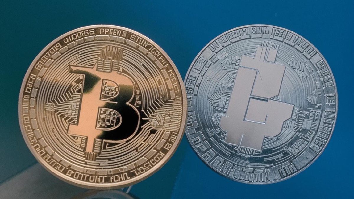 Биткоин является надёжным активом для долгосрочных инвестиций и защиты от инфляции, в то время как альткоины предлагают потенциально высокие доходы, но сопряжены с большими рисками. Оптимальная стратегия для инвесторов — диверсификация портфеля, чтобы сбалансировать стабильность биткоина и перспективный рост альткоинов.