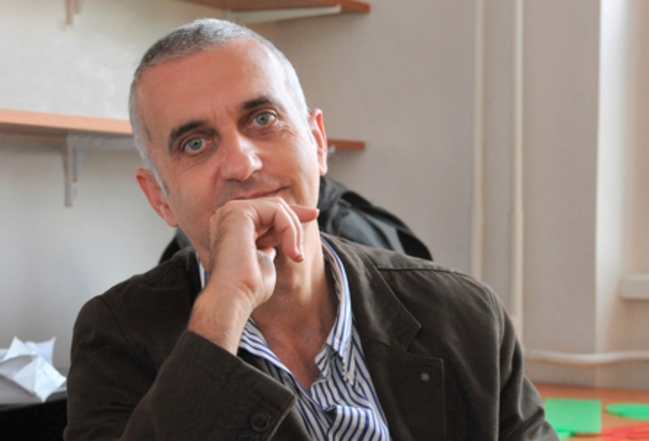 Габор Домокош, изучил 2000 камней, чтобы убедиться, что среди них нет нужной формы, и придется всё делать самому