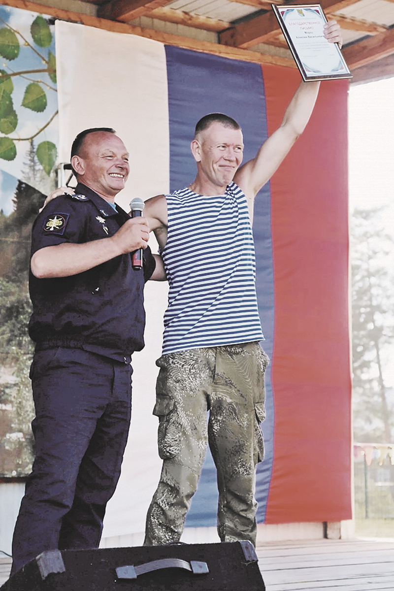 Алексею Мороз вручили благодарственное письмо за личную поддержку бойцов на СВО