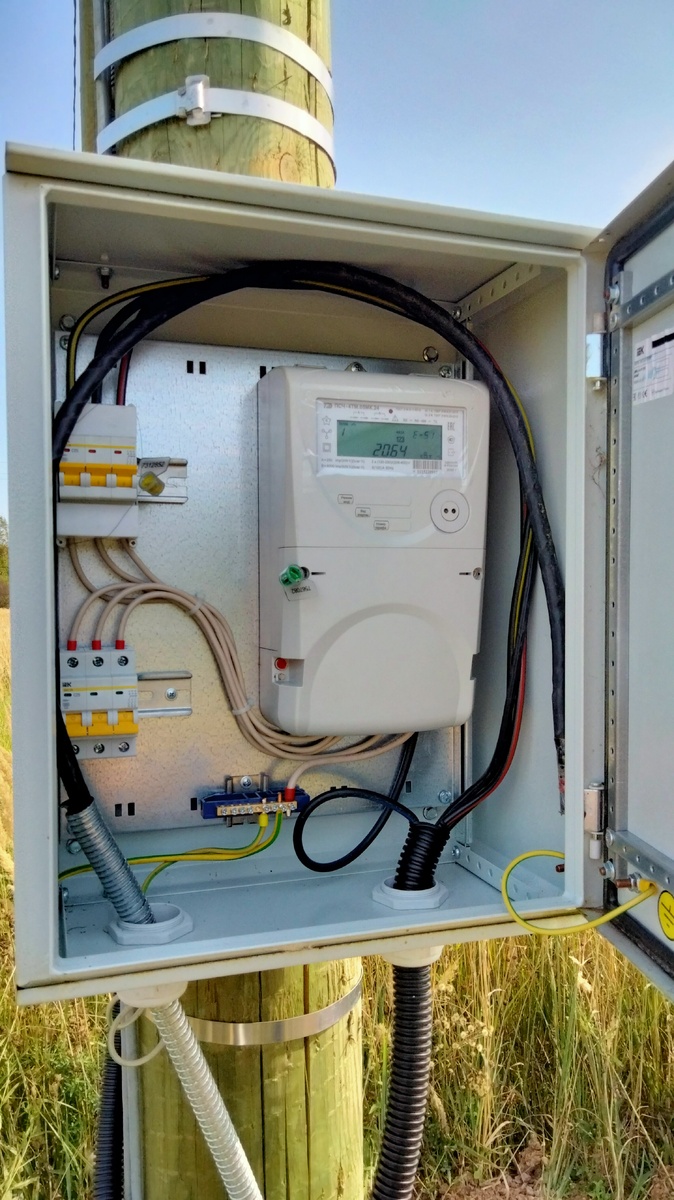 Наконец-то в щит с электросчетчиком подали напряжение
