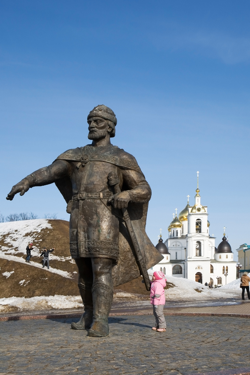 Памятник Юрию Долгорукому у южного входа в кремль работы скульптора В. М. Церковникова. Какой большой дядя!!!!