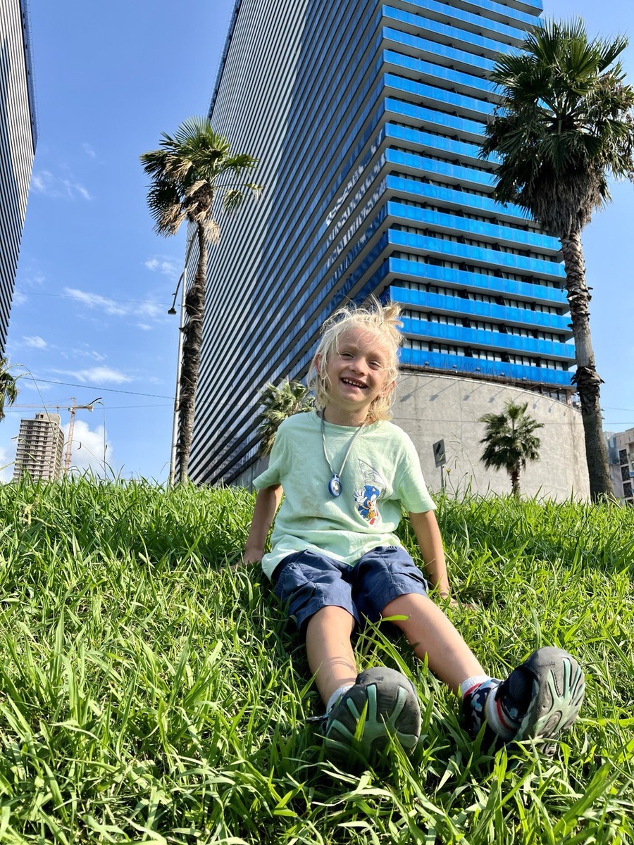 За спиной сына — Орби, комплекс апартаментов, где останавливается процентов 90 туристов Батуми