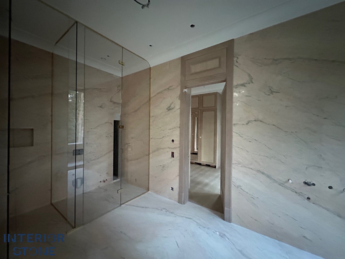 Стены и пол в санузле выполнены из розового мрамора Роза Португало