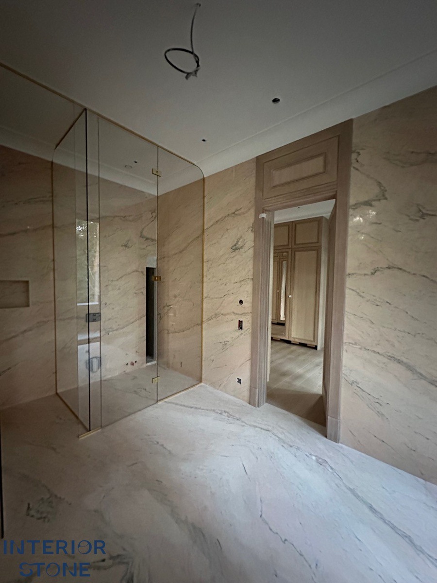 Рисунок прожилок мрамора Роза Португало в санузле переходит от оной стене к другой.