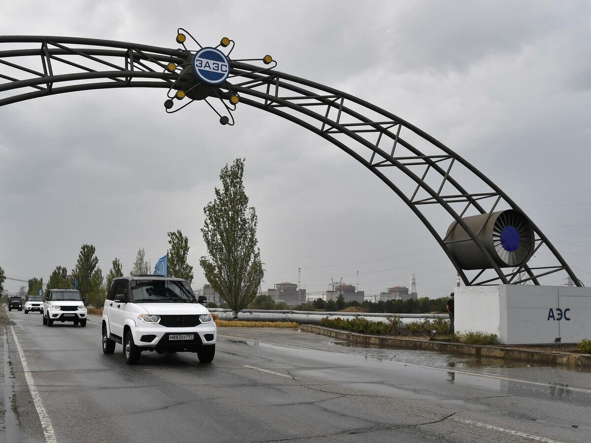    Автомобили делегации Международного агентства по атомной энергии во главе с генеральным директором агентства Рафаэлем Гросси на территории Запорожской АЭС© РИА Новости / Константин Михальчевский