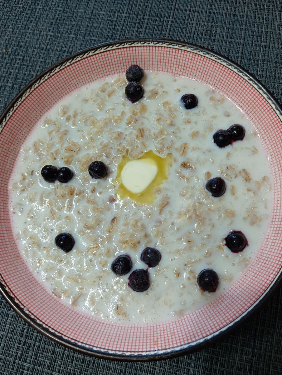 Овсянка, всё по классике! С черникой, которую собрал мой папуля!