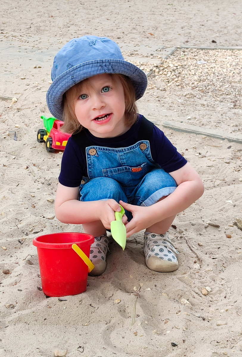 Янь с грузовичком на той самой площадке. 