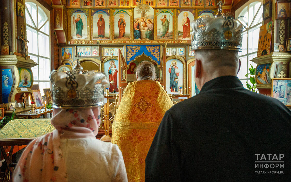 Венчание традиционно совершается в храме. В современной практике ему предшествует обручение – это когда священник надевает кольца на молодоженов, затем они проходят в центр храма. Фото: © Владимир Васильев / Татар-информ